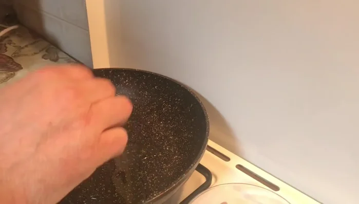 In una padella, aggiungere un po' di olio extravergine di oliva e rosolare la cipolla e l'aglio fino a quando non saranno dorati.