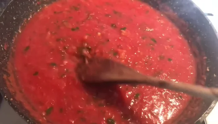 Nel frattempo, cuocere i bucatini in abbondante acqua salata.
