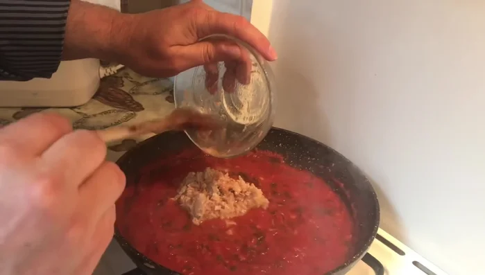 Scolare la pasta al dente e condirla con il sugo di tonno.