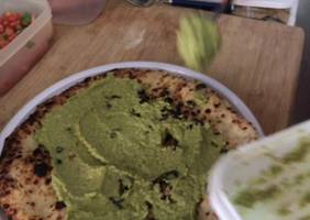 Pizza estiva con salsa guacamole: ricetta facile e veloce