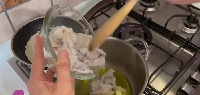 Aggiungere i tentacoli e le alette dei calamari, facendoli soffriggere per qualche minuto.