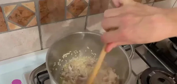 Unire il riso tostato al soffritto di calamari.
