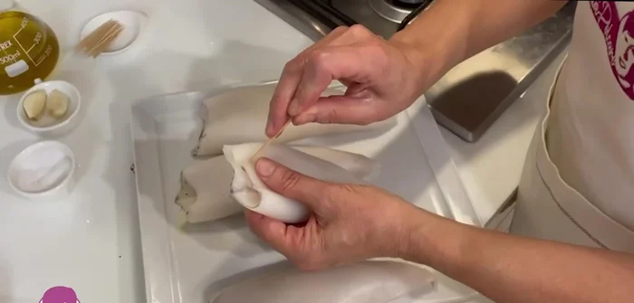 Chiudere i calamari con uno stuzzicadenti.