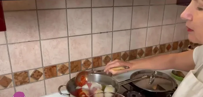 Aggiungere il pomodoro, il prezzemolo, un po' di acqua, sale, pepe o peperoncino a piacere. Lasciare cuocere per circa 40-45 minuti a fuoco basso, con coperchio, fino a quando il sugo si è ristretto.