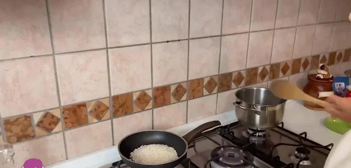 Tostare il riso a secco in una pentola a fuoco basso per circa 5 minuti, fino a renderlo traslucido.
