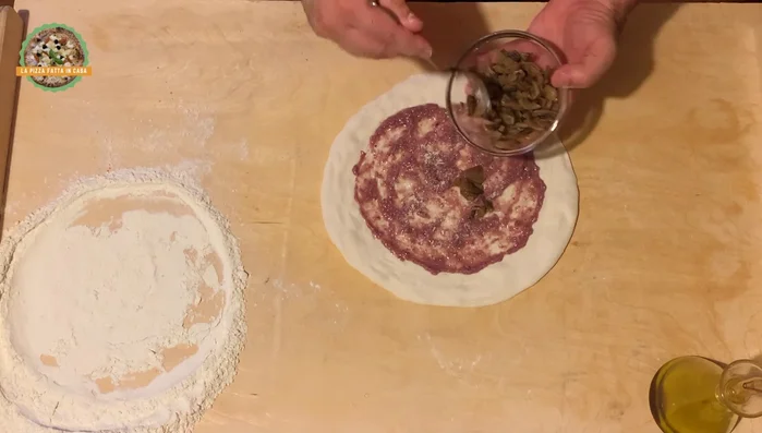 Distribuire i funghi trifolati sulla pizza.