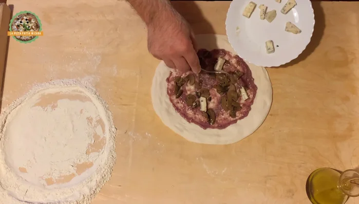 Aggiungere i pezzi di gorgonzola.