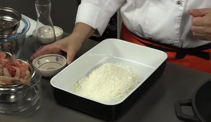 Preparate la pastella mescolando la farina e la semola (2 parti di semola per 1 di farina).