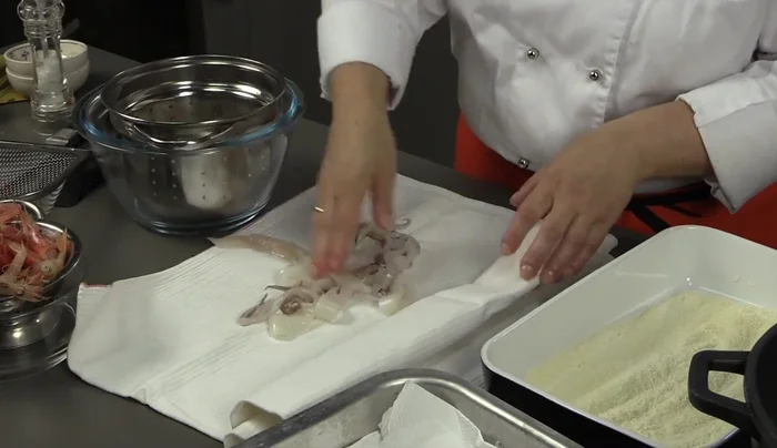Asciugate bene i calamari e il pesce con un canovaccio.