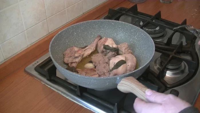 Dopo 40-45 minuti, separare la carne dalle ossa e tritarla grossolanamente. Lasciare riposare 10-15 minuti. (25.439)