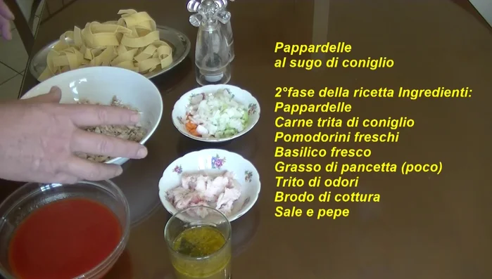 In una nuova padella, far rosolare il grasso di maiale (o pancetta), aggiungere il trito di cipolla, carota e sedano. (294.86)