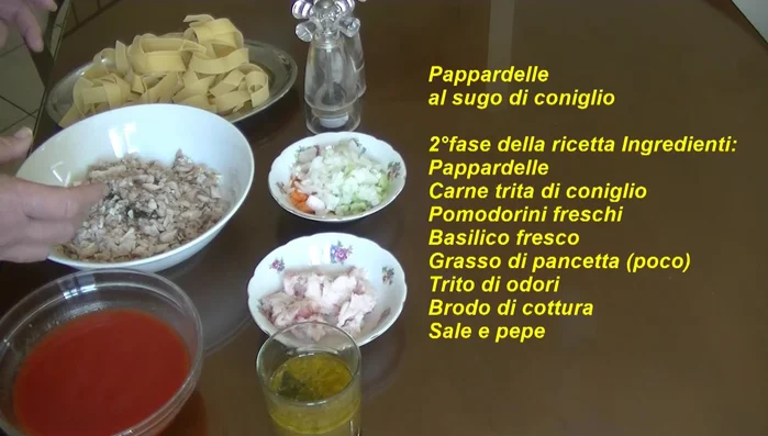 Unire la carne di coniglio tritata, la salsa di pomodoro e cuocere per altri 30 minuti circa. (329.81)
