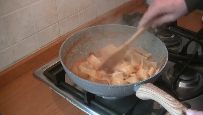 Scolare le pappardelle e condirle con il sugo di coniglio, aggiungendo basilico fresco a piacere. (464.9)