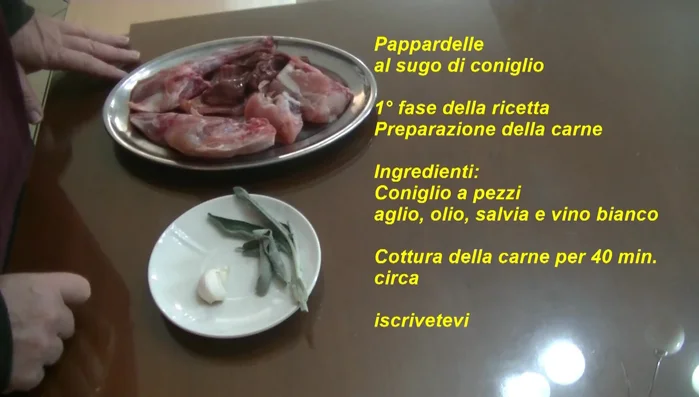 In una padella, rosolare il coniglio con olio, aglio, salvia e un po' di vino bianco. (Cottura iniziale)