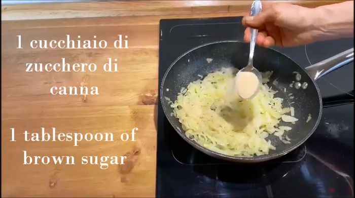 Cospargere le cipolle con lo zucchero di canna.
