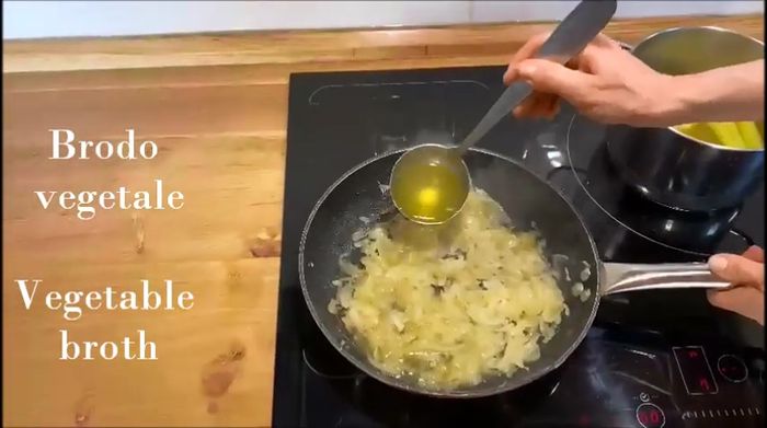 Coprire le cipolle con il brodo vegetale e mescolare spesso per circa 20 minuti.