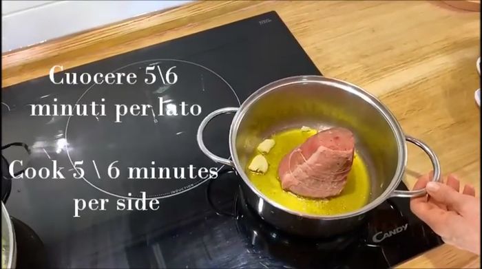 Rosolare il filetto di vitello in una padella con olio caldo e aglio, per circa 5-6 minuti per lato a fuoco semi-coperto.