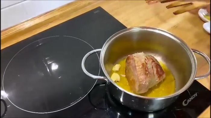 Utilizzare due forchette di legno per controllare la cottura della carne.