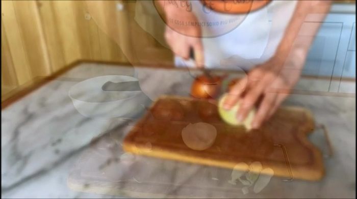 Iniziamo dalle cipolle: tagliatele.