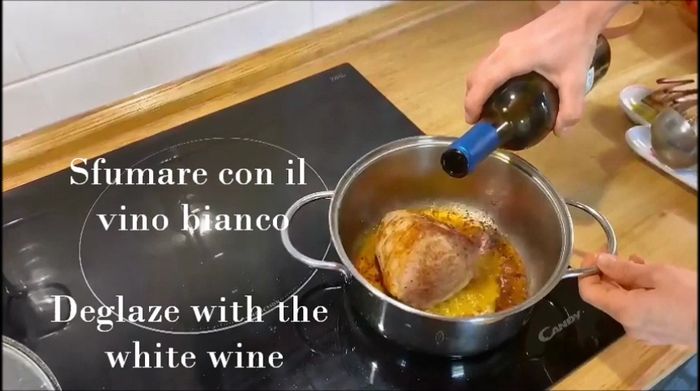 Sfumare la carne con il vino bianco.