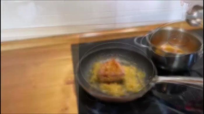 Unire la carne alle cipolle caramellate con il suo fondo di cottura e far insaporire.