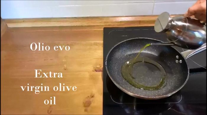 Cuocere le cipolle in una padella antiaderente con un filo d'olio.