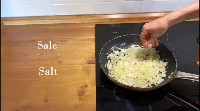 Salare e pepare le cipolle.