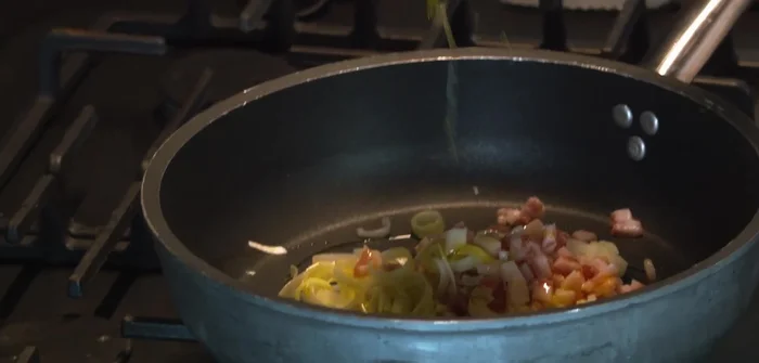 In una padella, rosolare il guanciale con un poco d'olio (221.76s). Aggiungere i porri e farli appassire leggermente (237.85s).