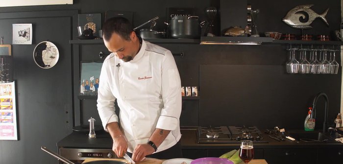 Tagliare il guanciale a pezzetti piccoli (45s).