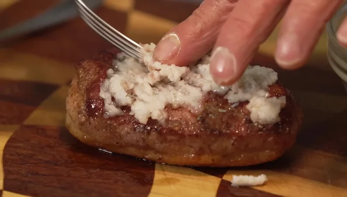 Lasciamo che il calore del lardo lo sciolga un po'.
