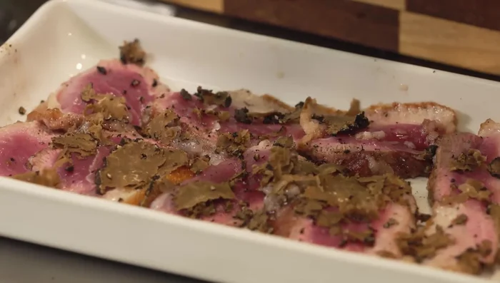 Servire aggiungendo due granellini di sale grosso e un filo d'olio delicato.