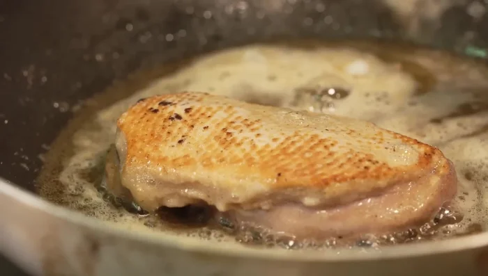 Lasciamo cuocere il petto d'anatra, facendolo diventare una sorta di roastbeef.