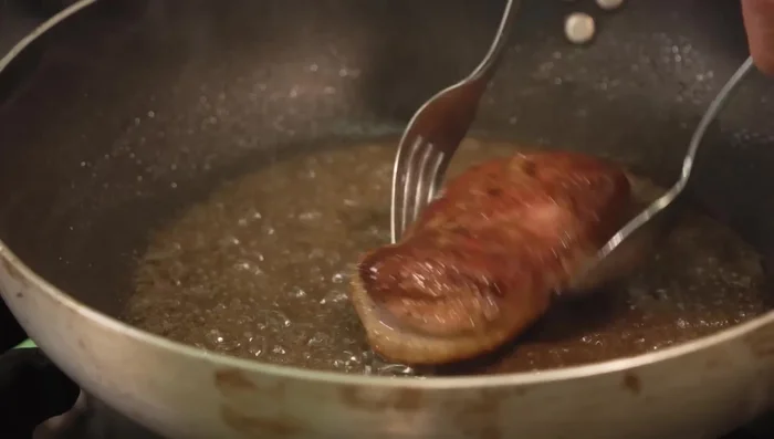 Aggiungiamo un po' di fondo di cottura dalla padella.