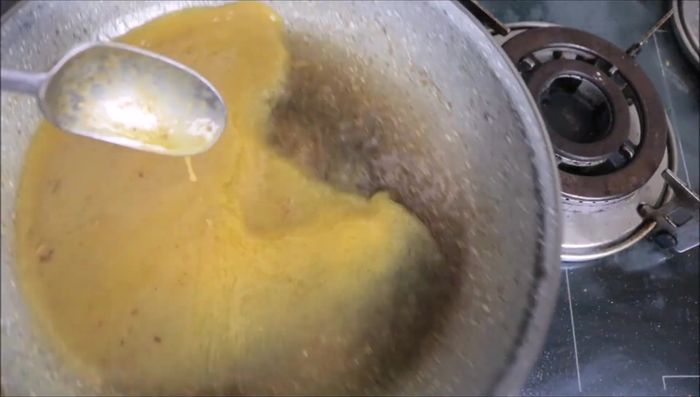 Abbassare la fiamma e far rapprendere la salsa. Opzionale: sfumare con del Gran Marnier prima di aggiungere il succo d'arancia (152.56).