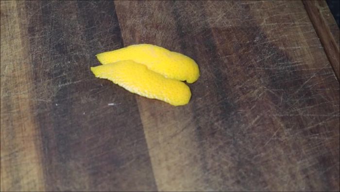 Ricavare delle striscioline dalle bucce d'arancia tenute da parte (167.519).