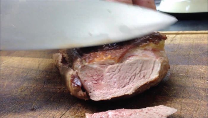 Affettare l'anatra. Se troppo cotta, abbondare con la salsa. Se troppo cruda, riscaldare in padella per 10-15 minuti con il coperchio (172)