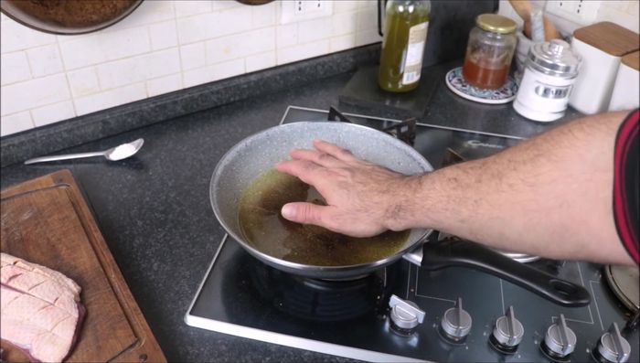 Scaldare due cucchiai d'olio in una padella. Appena caldo, appoggiare il petto d'anatra dalla parte della pelle (54.239).