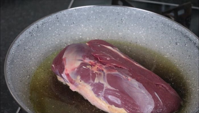 Cuocere per circa 15 minuti da un lato (parte con la pelle) a fuoco medio, controllando che la pelle sia ben abbrustolita (58.199). Abbassare la fiamma dopo i primi 5 minuti e continuare la cottura col coperchio (80.759).