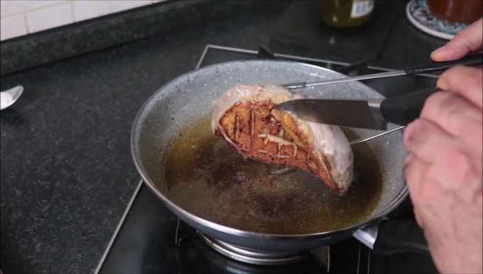 Quando la pelle è croccante, girare la carne e cuocere per altri 10 minuti con il coperchio (85.2).