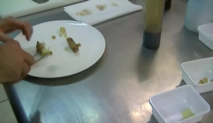 Impiattare: disporre il petto di piccione, i contorni, la salsa al caffè, il cedro e il limone canditi. Completare con un filo d'olio.