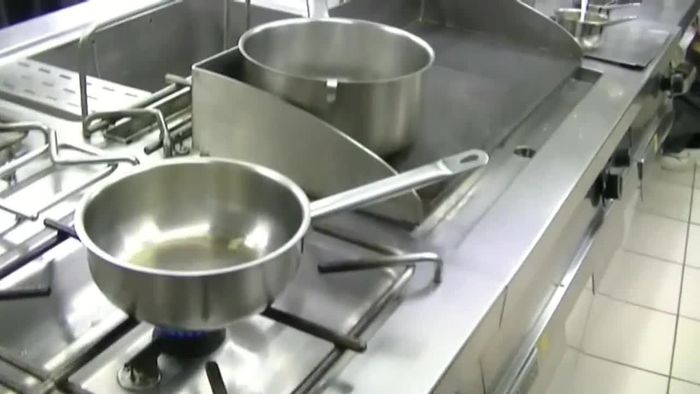 Scottatura del piccione: Il piccione viene inizialmente scottato (12.04)
