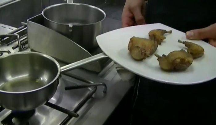 Cottura del piccione: Dopo la scottatura, il piccione viene portato all'80% di cottura (19.27) e poi terminato in forno (20.98).
