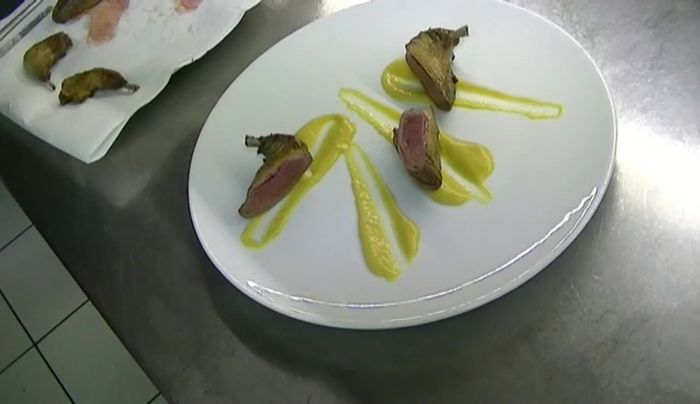 Assemblaggio del piatto: Il piccione arrosto viene servito con la crema di mais e le verdure saltate in padella (278.04).