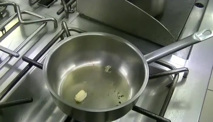 Cottura delle verdure: Le verdure (probabilmente cicoria) vengono saltate in padella con aglio e olio (49.98). Si consiglia una cottura leggera per mantenere la croccantezza (96.96).