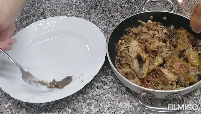 Trascorso il tempo di cottura, togliere la faraona dalla padella e tenerla da parte. Lasciare nella padella i fegatini, il guanciale e gli altri odori.