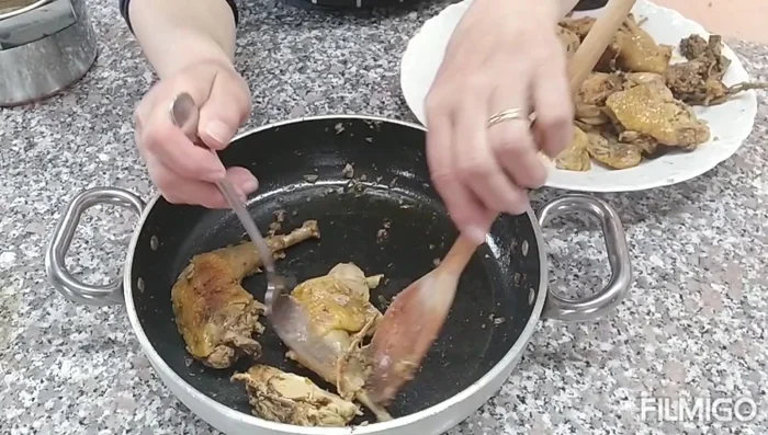 Aggiungere la faraona sminuzzata nella padella con la salsa. Lasciar cuocere per altri 3-4 minuti, aggiungendo eventualmente mezzo bicchiere di aceto all'inizio per un sapore più intenso.