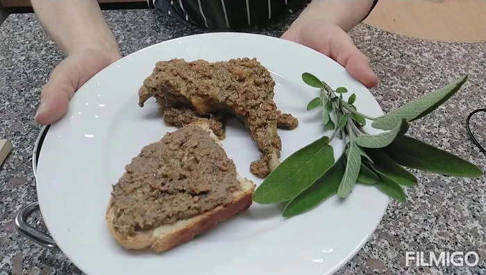 Servire la faraona in salmì con crostini di paté di fegato.
