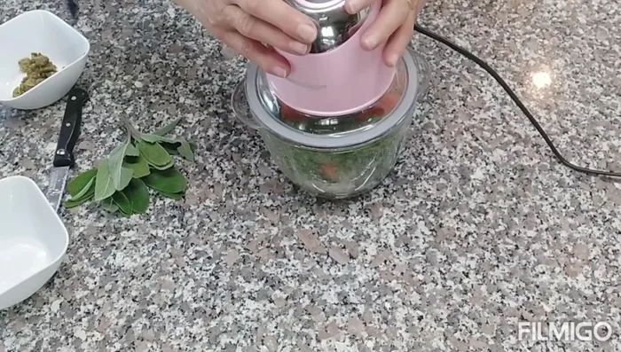 In una padella capiente, scaldare l'olio extravergine di oliva. Aggiungere l'aglio schiacciato e farlo soffriggere leggermente.