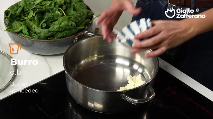 Cuocere gli spinaci in un tegame con burro e aglio fino a che appassiscono (circa 4-5 minuti con coperchio).