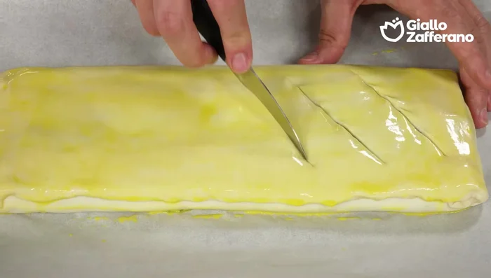 Praticare dei tagli diagonali sulla superficie dello strudel.